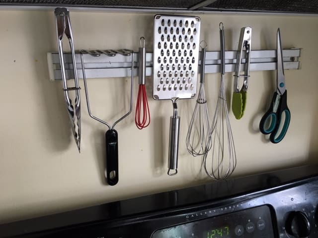 Magnetic bar for utensil storage - small kitchen organization ideas