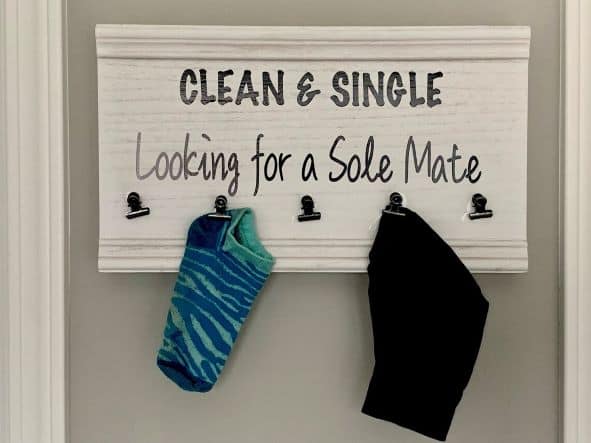 Funny missing sock sign says "clean and single - looking for a sole mate"